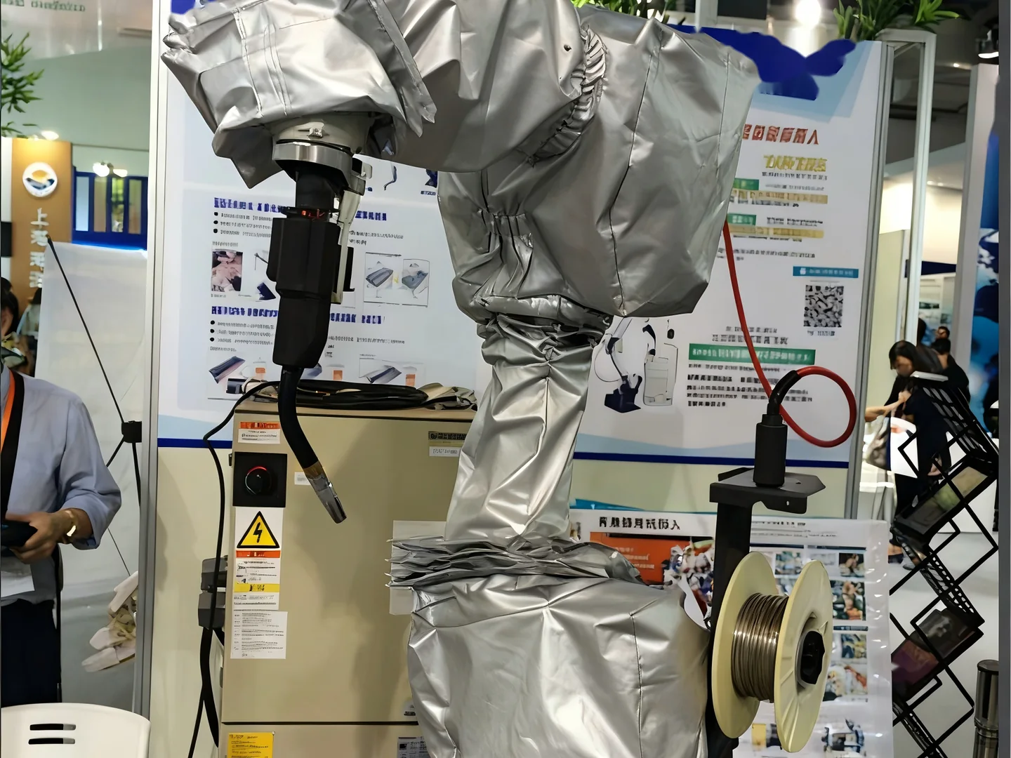 焊接机器人防护服结构与活动位置参考